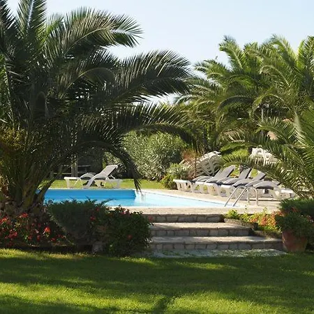 Priora Sleeps 2 Pool Air Con Wifi *